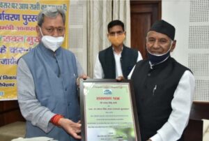 Read more about the article मुख्यमंत्री द्वारा गढरत्न नरेन्द्र सिंह नेगी हुए केदार सिंह रावत पर्यावरण पुरस्कार से सम्मानित