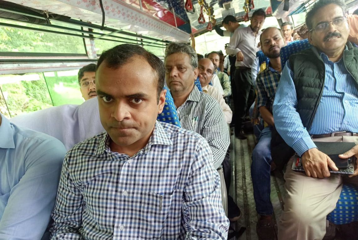 एक ही बस में सवार होकर डीएम और अधिकारी पहुंचे जनता दरबार