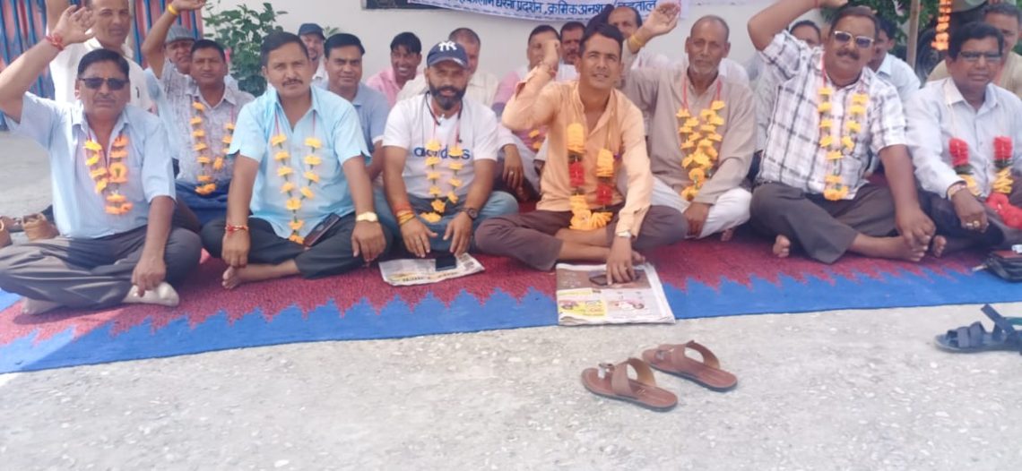 अपनी मांगों को लेकर घनसाली ठेकेदार संघ का धरना चौथे दिन भी जारी