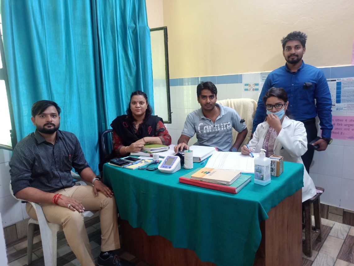 डॉक्टरों ने बांह पर काली पट्टी बांधकर किया विरोध