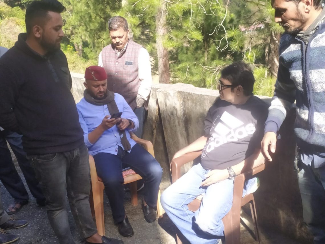 वीडियो : शराब पीकर धुत पड़ा देवाल पशुपालन का डॉक्टर सावन पवार l स्थानीय लोगों ने पकड़ कर पहुंचाया हॉस्पिटल