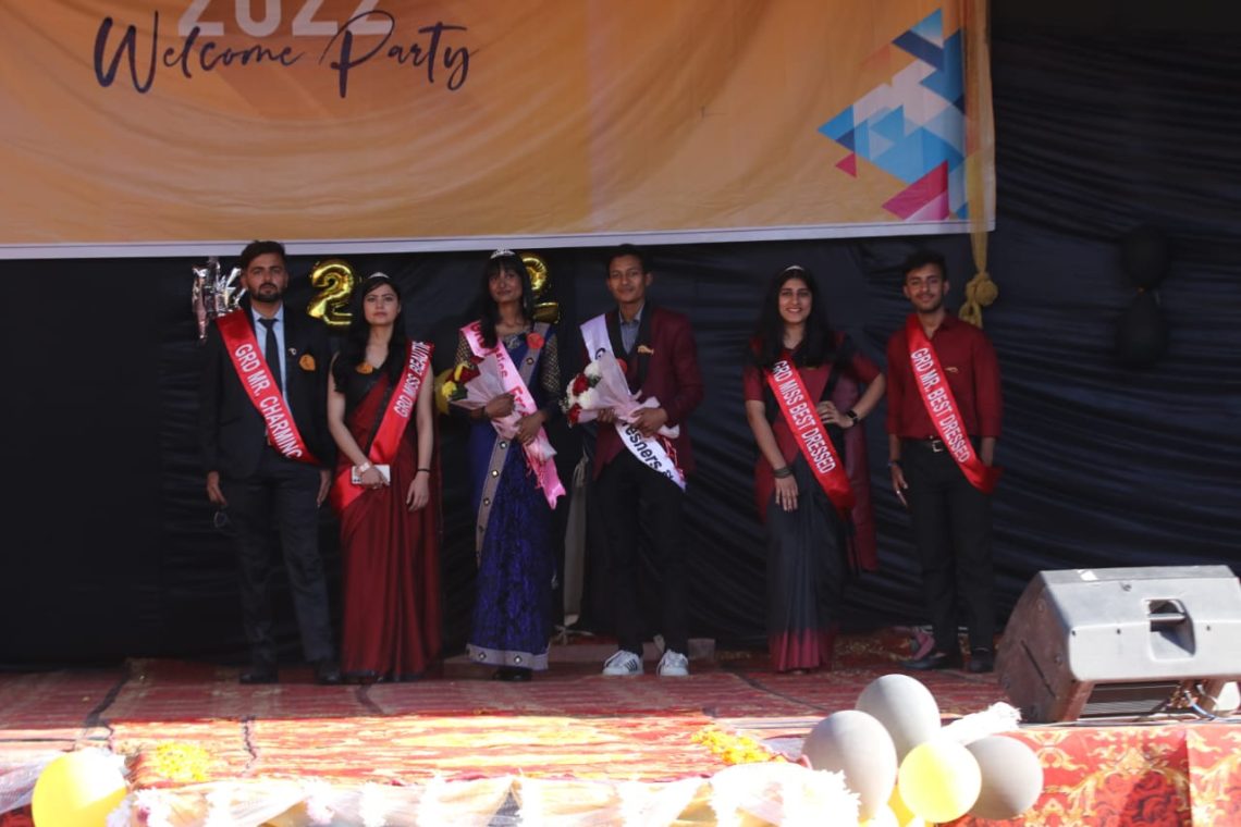 आशी बनी मिस फ्रेशर एवं हर्ष बने जी.आर.डी. के मिस्टर फ्रेशर