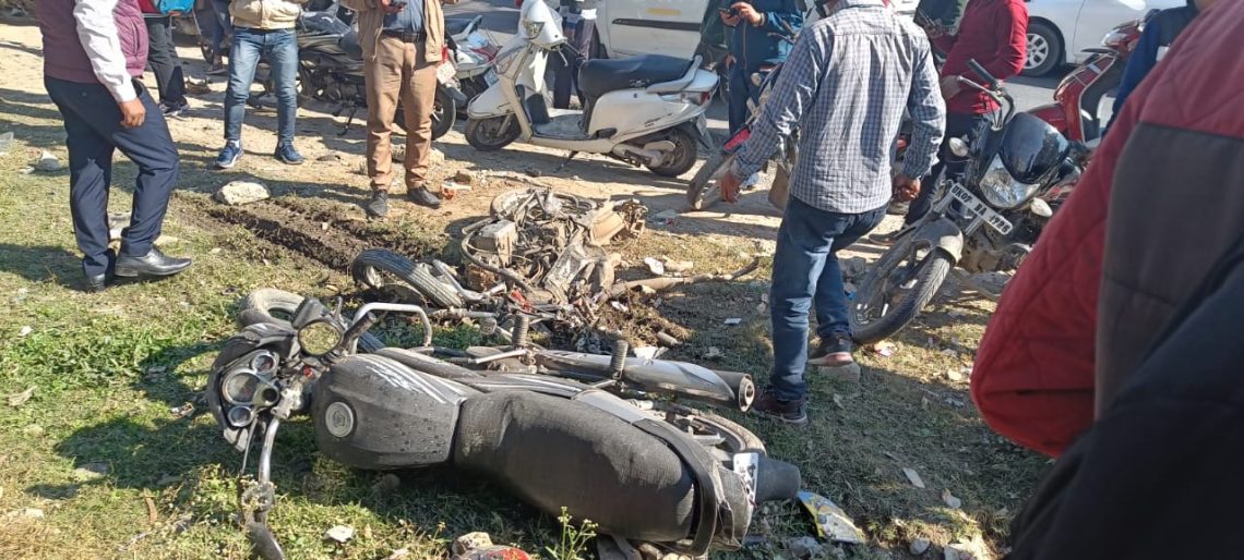 ब्रेकिंग : देहरादून में ट्रक के नीचे दबे कई लोग, देखें वीडियो
