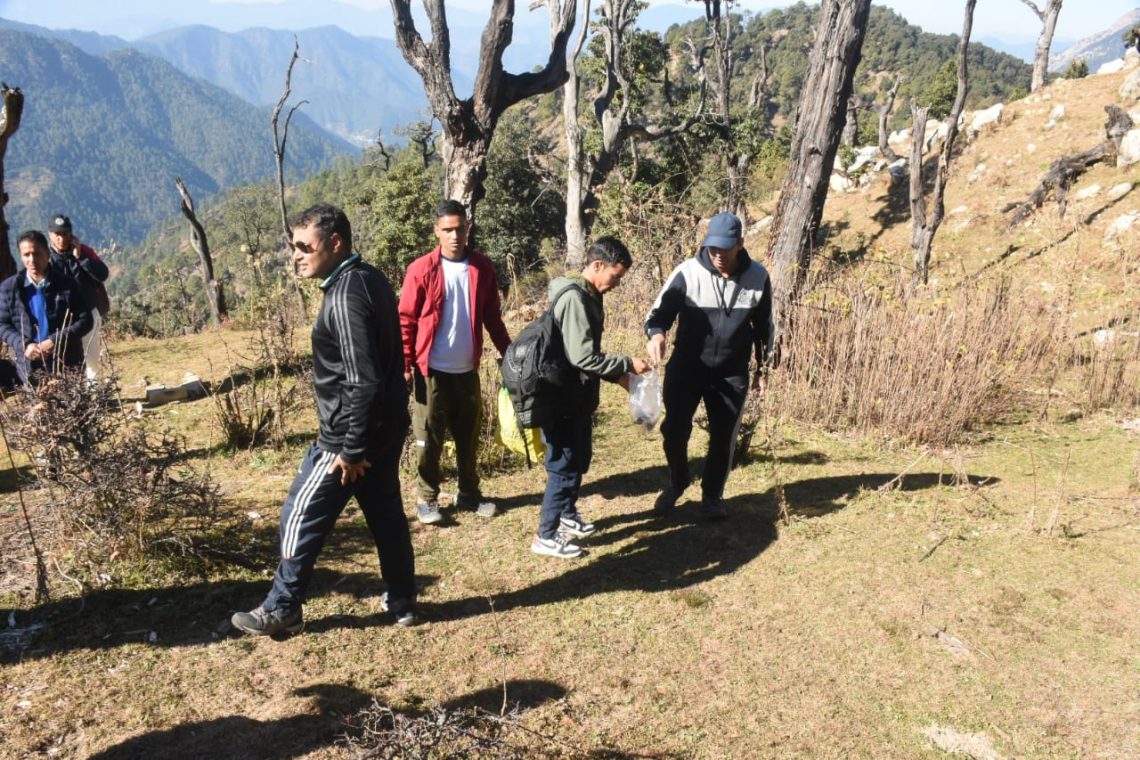 तीन दिवसीय गंगा उत्सव कार्यक्रम के समापन पर छात्र-छात्राओं को प्रमाण पत्र वितरित किए