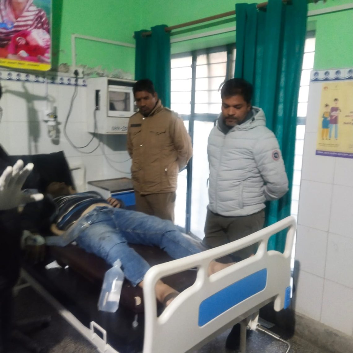 हादसा:  दुर्घटनाग्रस्त होकर खाई में गिरी कार l घायलों को कराया अस्पताल में भर्ती