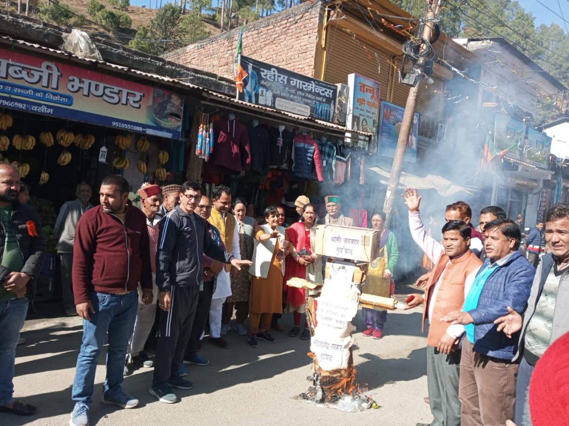 अंकिता हत्याकांड में वीआईपी कनेक्शन उजागर करने के लिए कांग्रेसियों ने किया पुतला दहन