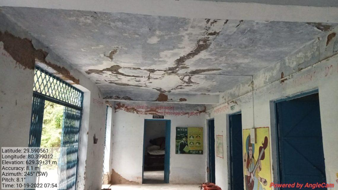 बदहाली : जोखिम में भविष्य बनाने जा रहे नौनीहालो की जान, जर्जर भवन में पढ़ने को मजबूर बच्चे