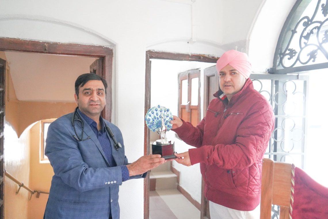श्री महंत इन्दिरेश अस्पताल के वरिष्ठ काॅर्डियोलोजिस्ट डाॅ तनुज भाटिया इण्डियन अचीवर्स अवार्ड से किया सम्मानित