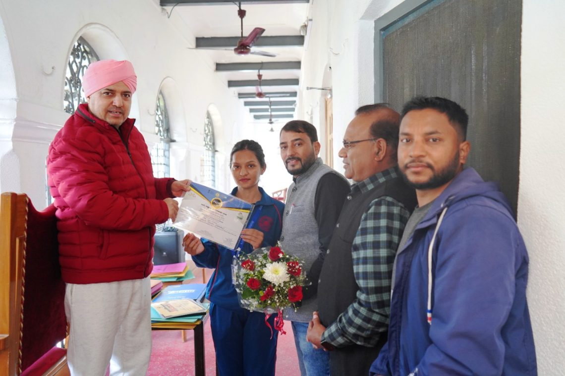 SGRR विश्वविद्यालय की योग छात्रा साक्षी को युवा खेल महोत्सव में मिला सर्वोच्च स्थान