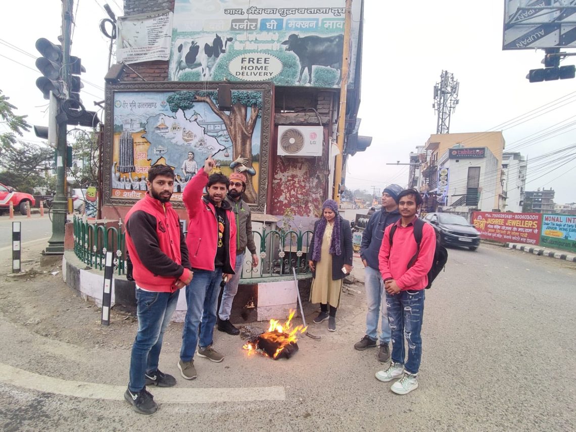 मुलायम सिंह यादव को पद्म विभूषण देने के विरोध में उत्तराखंड स्टूडेंट फेडरेशन ने फूंका केंद्र सरकार का पुतला ।।