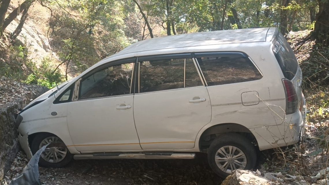 हादसा : गहरी खाई में गिरी बेकाबू और बेचालक कार