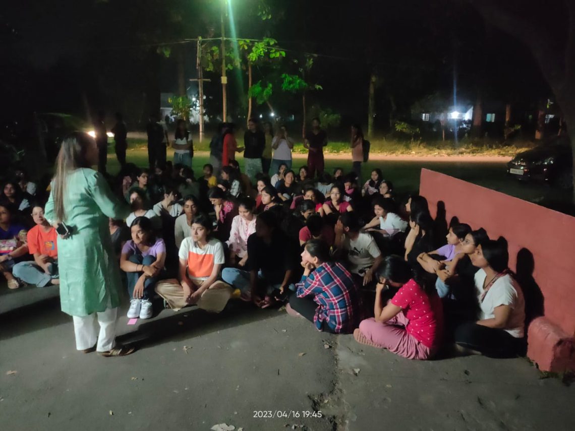 बड़ी खबर: समानता के अधिकार को लेकर पंत विवि की छात्राएं सड़क पर।अधिकारियों के आश्वासन नकारे, पांच मांगों  पर अड़ी छात्राए।