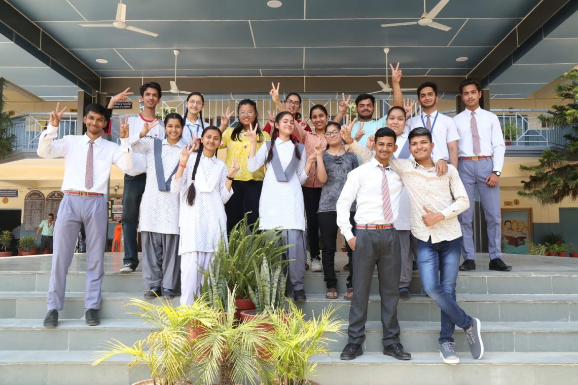 एस.जी.आर.आर. एजुकेशन मिशन के छात्र-छात्राओं ने किया प्रशंसनीय प्रदर्शन