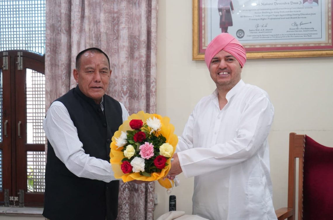 यू.के.एस.एस.एस.सी. के अध्यक्ष जी.एस. मर्तोलिया ने श्री दरबार साहिब में टेका मत्था