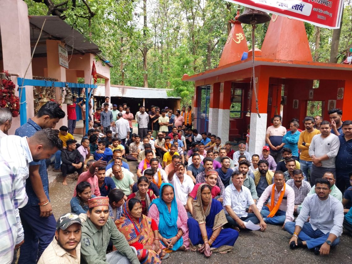 बड़ी खबर: अब अतिक्रमण के नाम पर प्राचीन मंदिर तोड़ने उतरी सरकार,आक्रोशित हुए ग्रामवासी