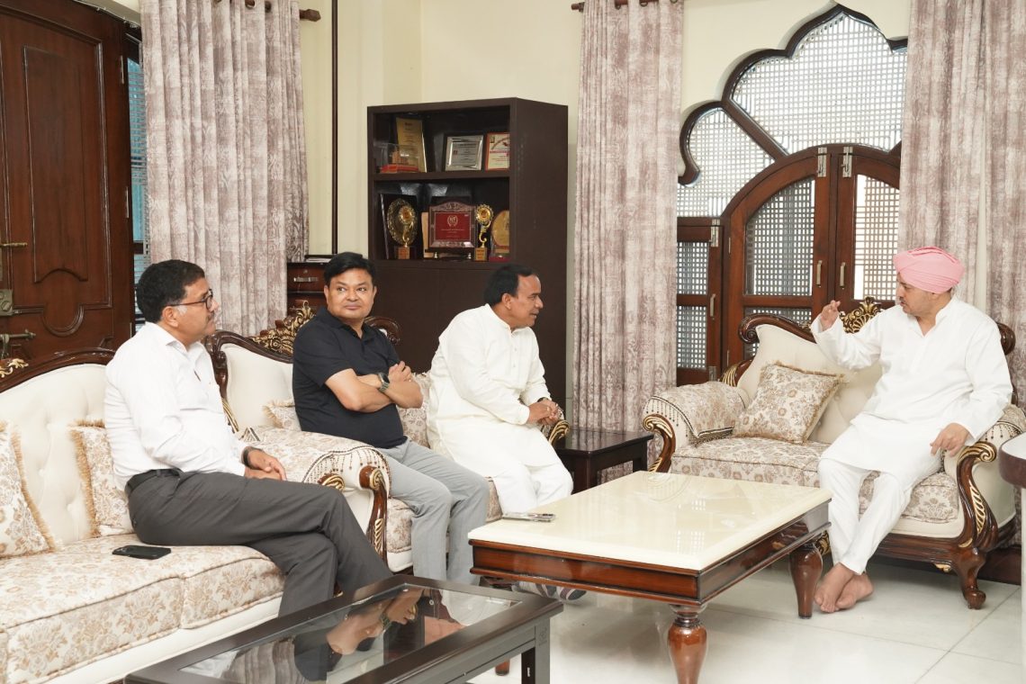 स्वास्थ्य मंत्री डा. रावत, एचआरएचयू प्रमुख व ग्राफिक एरा प्रमुख ने श्री दरबार साहिब में टेका मत्था, अस्पताल को बताया सरकार मजबूत स्वास्थ्य सहयोगी