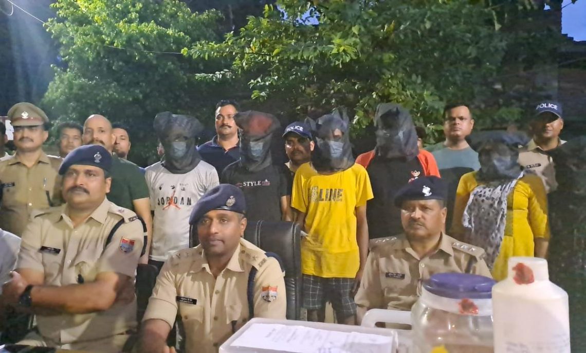अपराध:  अवैध रूप से बन रहे नकली देशी शराब की फैक्ट्री का किया भंडाफोड़, कई गिरफ़्तार