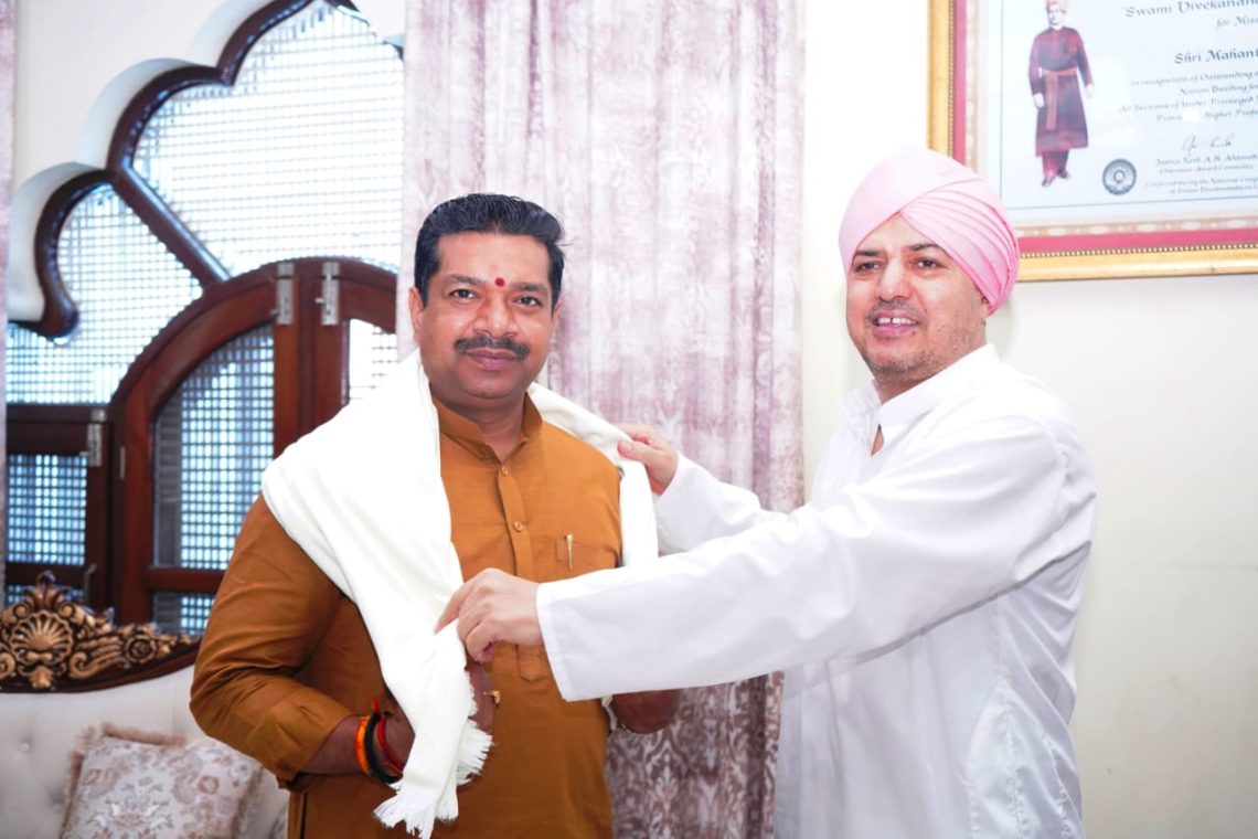 भाजपा के प्रदेश संगठन महामंत्री अजय कुमार ने श्री दरबार साहिब में टेका मत्था