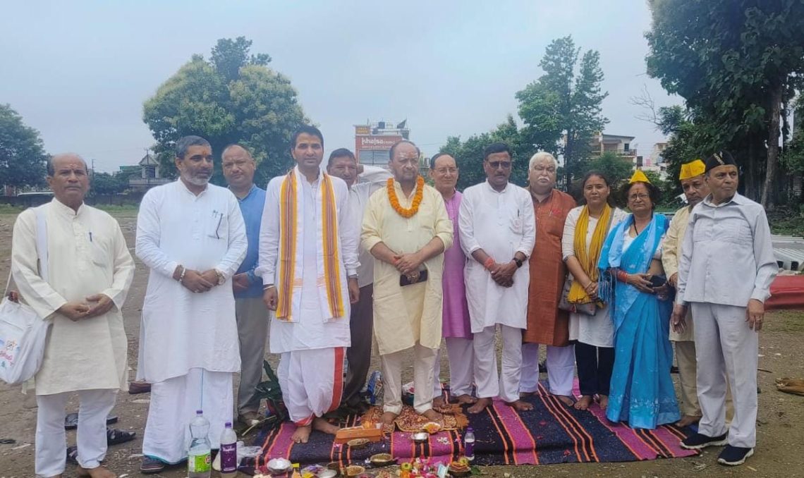भूमि पूजन के साथ हनुमान जी की महाध्वजा का आरोहण कर ऐतिहासिक गौ महोत्सव का पांडाल लगना प्रारम्भ