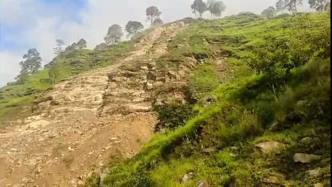 बड़ी खबर : यहां भूस्खलन से टूट गया दो गांव को जोड़ने वाला। ग्रामीणों को करनी पड़ रही जोखिम भरी यात्रा