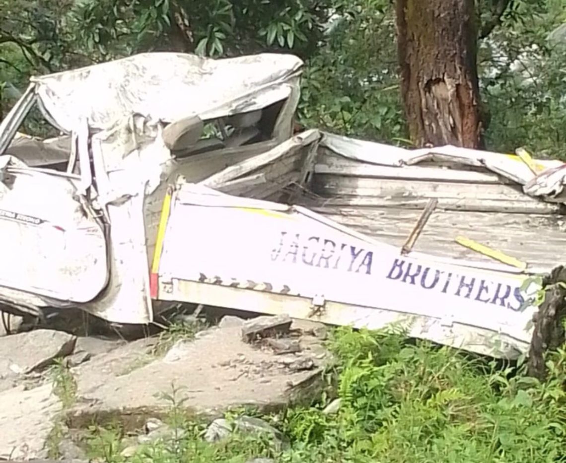 हादसा: राशन लेकर जा रही पिकअप खाई में गिरने से 03 की मौत