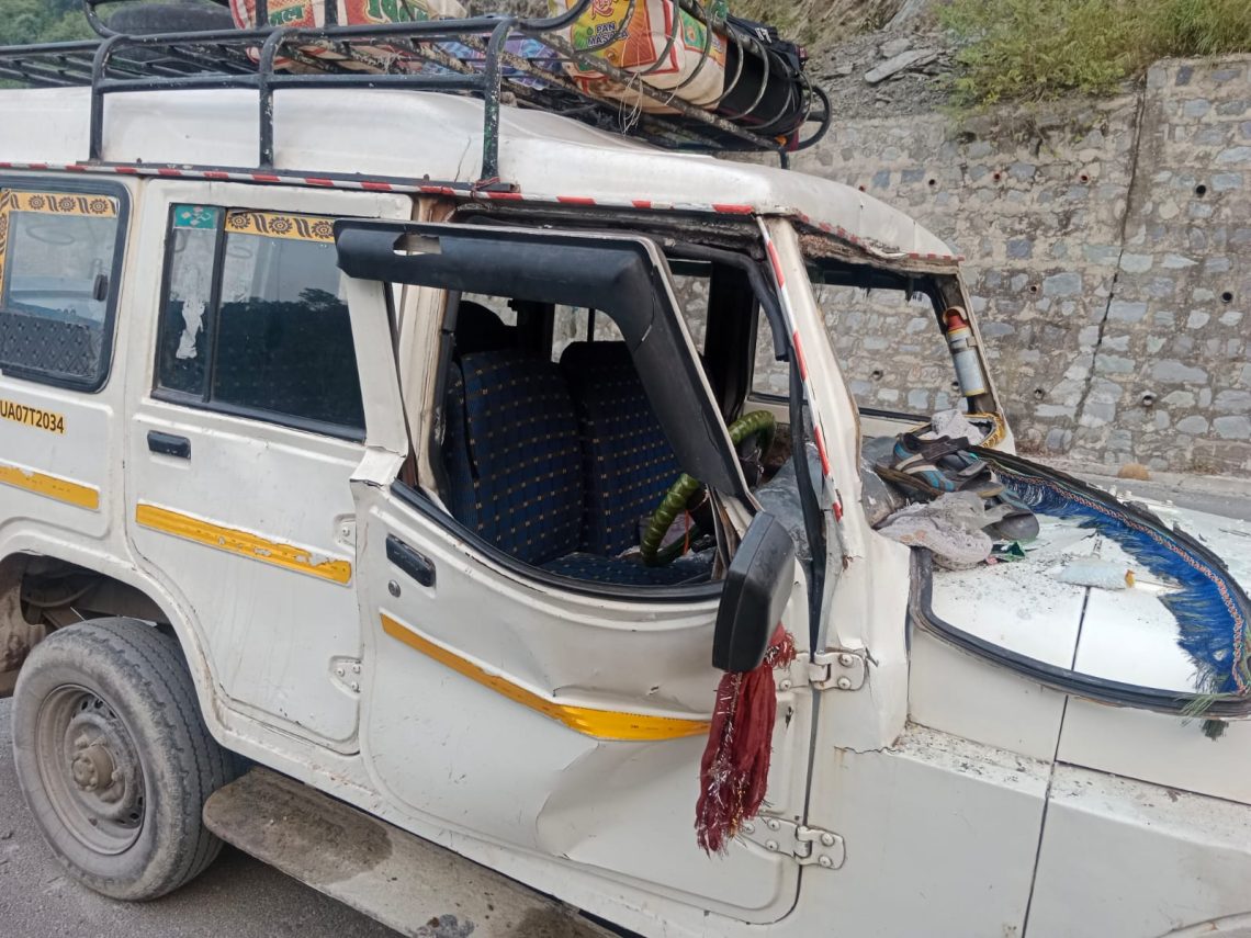 हादसा: गंगोत्री धाम जा रहे यात्रियों के वाहन पर पहाड़ी से गिरे पत्थर, मची चीख-पुकार