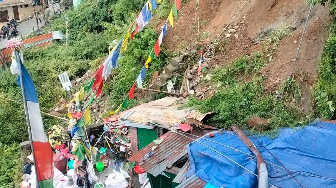 यहां जे.सी.बी.और ड्रिलर मशीन चलाने का दुष्परिणाम : दरकते पहाड़ और घरों में दरारें