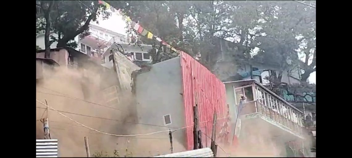 दुखद (वीडियो): यहां भूस्खलन की चपेट में आने से दो मंजिला मकान हुआ ध्वस्त