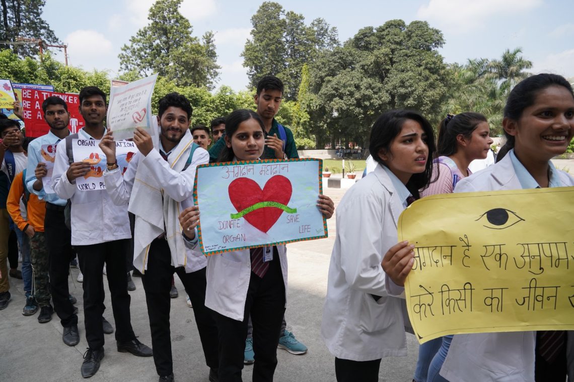 एसजीआरआर विश्वविद्यालय में विश्व फार्मेसी दिवस पर अंगदान व नेत्रदान का दिया संदेश