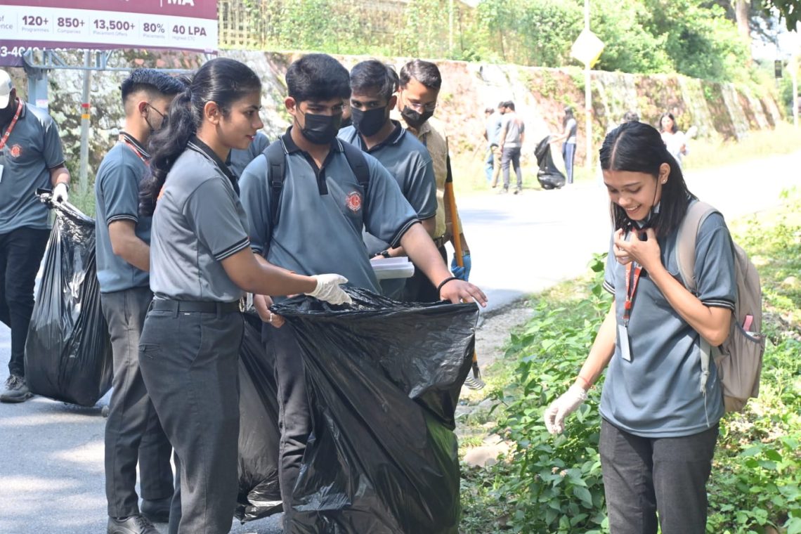 ‘स्वच्छता ही सेवा’ अभियान में देवभूमि उत्तराखंड यूनिवर्सिटी की एनएसएस विंग छात्रों ने की सफाई