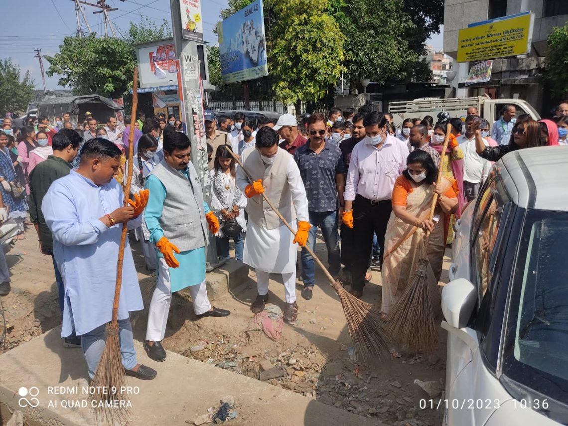 स्वच्छता ही सेवा अभियान में एसजीआरआर पब्लिक स्कूल  रेसकोर्स व पटेल नगर के छात्र-छात्राओं ने चलाया स्वच्छता अभियान