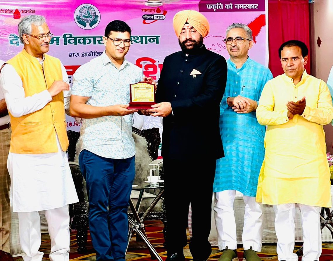 मेगा रक्तदान शिविर में राज्यपाल द्वारा सम्मानित हुए एडवोकेट ललित जोशी।