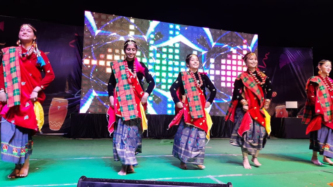रंगारंग ‘आग़ाज़’ में छाया फैशन का जलवा। देवभूमि उत्तराखंड यूनिवर्सिटी की फ्रेशर्स मीट के दूसरे दिन सांस्कृतिक संध्या ने बांधा समां