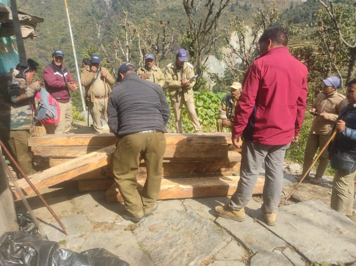 ब्रेकिंग: वन विभाग ने जब्त किए देवदार के 19 अवैध नग