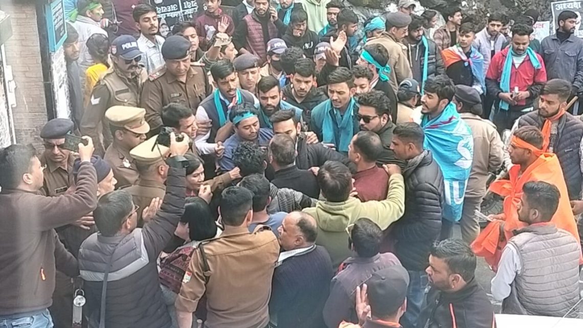 छात्रसंघ चुनाव के नारों में कटाक्ष और संदेश रहे आकर्षण का केंद्र। गैदरिंग हुई हल्की नोकझोंक के बीच सम्पन्न..