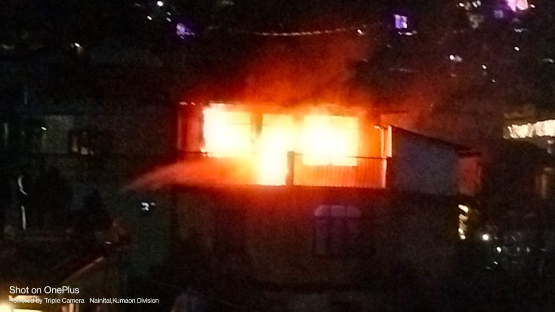 हादसा: यहां गोदाम में लगी भीषण आग।फायर स्टेशन और जल संस्थान पर लापरवाही बरतने का आरोप
