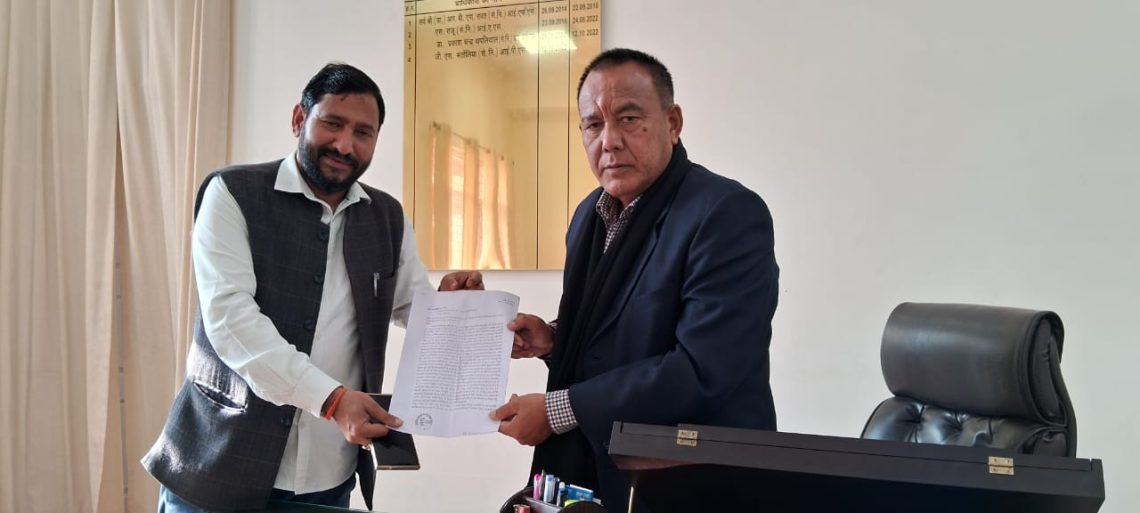 बड़ी खबर : लंबित भर्तियों को लेकर नयी अपडेट । आयोग अध्यक्ष से मिले सेमवाल