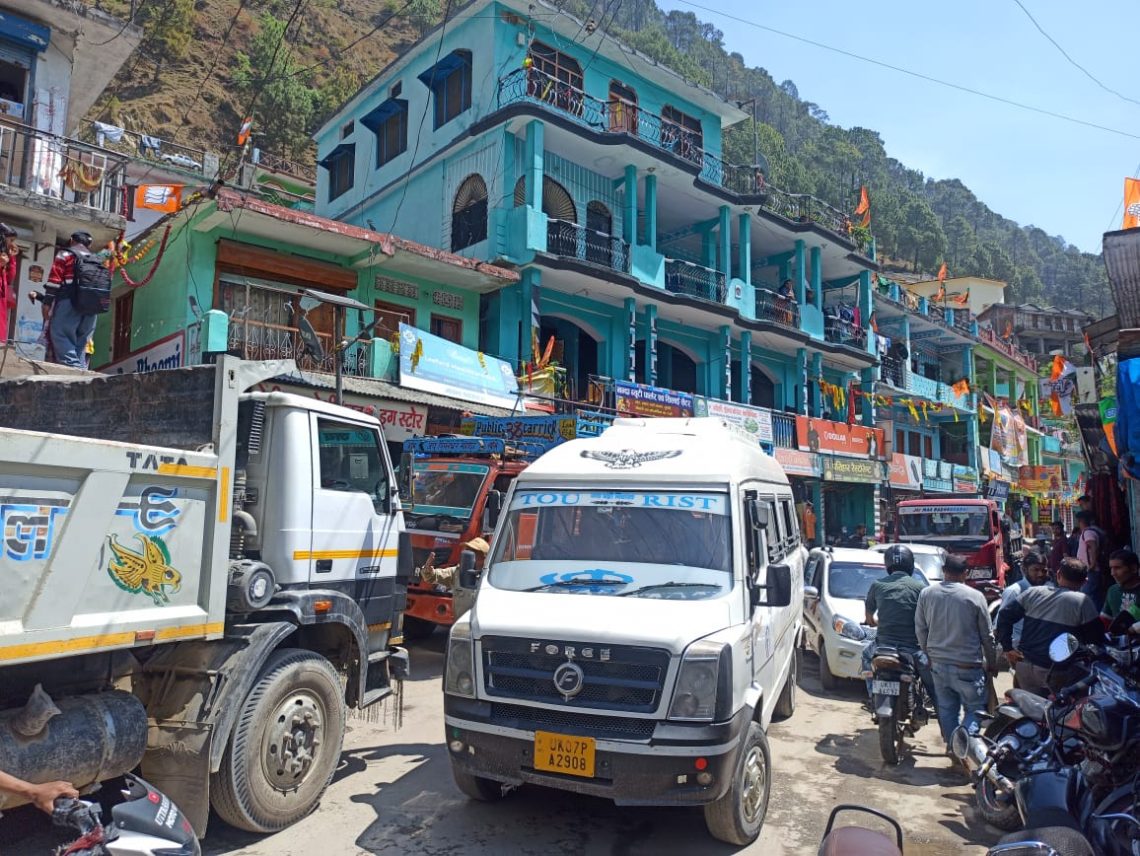 बड़ी खबर : थराली में लग रहा वाहनों से जाम । प्रशासन का मौन व्रत