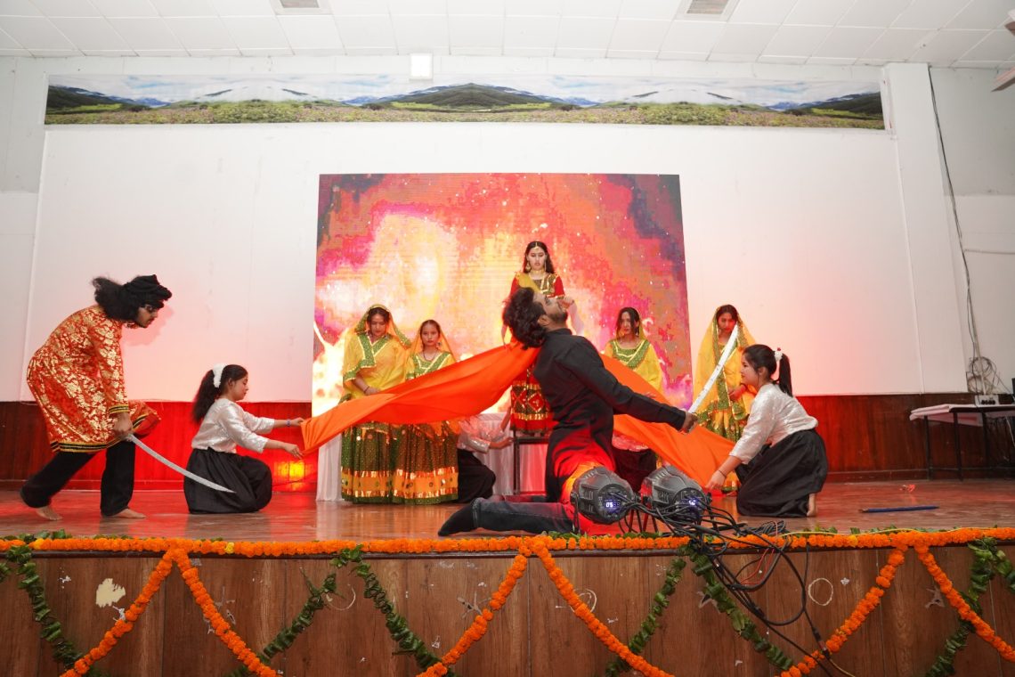 एसजीआरआरयू जैनिथ-2024 में सुनिधि चौहान की गायकी पर झूमने को तैयार