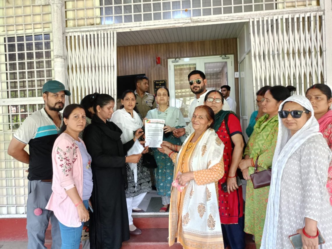 बड़ी खबर : डीएम ऑफिस जा धमके आरआरपी कार्यकर्ता । दिया ज्ञापन