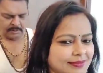 पूर्व भाजपा विधायक का महिला के बाल संवारते वीडियो वायरल । राजनीतिक गलियारों में घमासान..