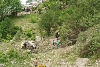 हादसा : यहां खाई में गिरी अनियंत्रित यूटिलिटी। चालक की मौत, चार घायल