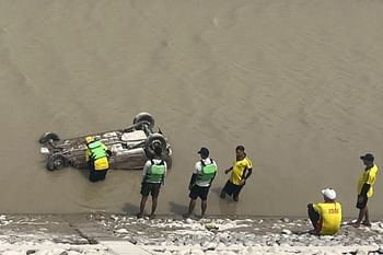 चीला नहर से दो साल पहले डूबी कार और कंकाल बरामद ….