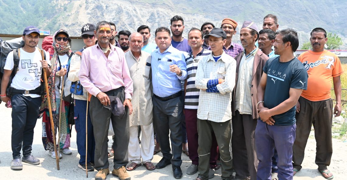 पत्रकार नवल खाली की जनसंवाद यात्रा के दौरान एकजुट हुए ग्रामीण। अधिकारी को फोन पर सुनाई खरी खरी।