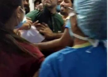 वीडियो वायरल : एम्स में फिर बवाल। डॉक्टर ने महिला नर्सिंग ऑफिसर को मारा थप्पड़ …