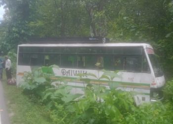 दुर्घटना : सड़क हादसे में बाल बाल बचे यात्री।