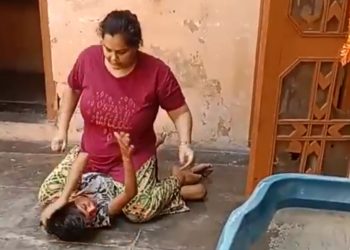 वायरल वीडियो : महिला द्वारा अपने छोटे बच्चे को बुरी तरह पीटने वाली वीडियो का सच जानकर चौंक जाएंगे आप