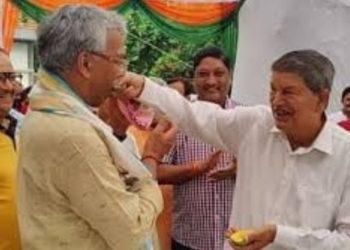 आम पार्टी मे फैला रायता : रावत की दावत मे आवत , जावत ,  खावत के बाद अदावत