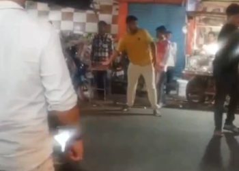 अपराध : खुलेआम रोडवेज पर हुई हाथापाई। महिला से की बदतमीजी। देंखे वीडियो..