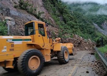 लैंडस्लाइड : यात्रियों से भरी बस नदी में गिरी 63 यात्री लापता।